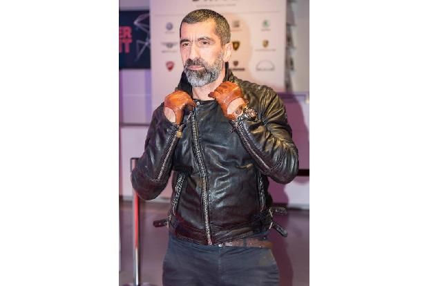 ...GQ Men of the Year Awards 2017 veranstaltet wurde, in einem eleganten Anzug. Schauspieler Erdal Yildiz präsentierte sich ...