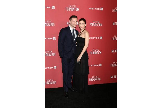 ...Power-Paar Jamie Bell und Kate Mara wussten ebenfalls zu beeindrucken: Sie in einem schwarzen Neckholder-Kleid von Dior, ...