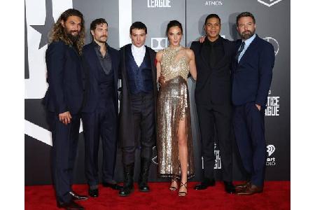 Da standen Jason Momoa, Henry Cavill, Ezra Miller, Gal Gadot, Ray Fisher und Ben Affleck am Montagabend im berühmten Dolby T... Da standen Jason Momoa, Henry Cavill, Ezra Miller, Gal Gadot, Ray Fisher und Ben Affleck am Montagabend im berühmten Dolby T...