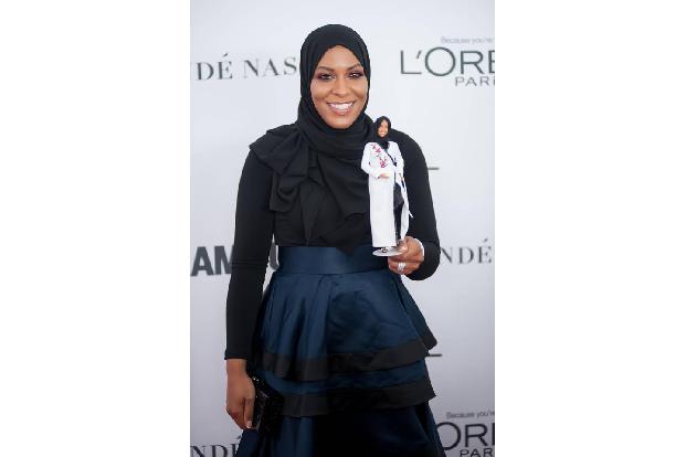 ...auch Ibtihaj Muhammad, die als erste US-Sportlerin mit Hidschab bei den Olympischen Spielen in Rio angetreten war. Ausgez...
