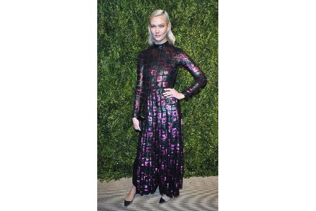 ...kam ebenfalls Modelkollegin Karlie Kloss daher. Wer diesen Look nachkaufen will, wird beim Modehaus Dior fündig. Oder vie...