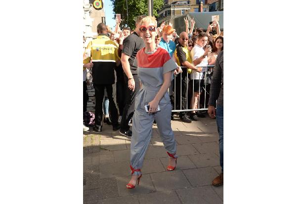 ...bekommen sogar eine eigene Ausstellung. 'Katy Perry Frock & Roll: Transforming Music and Fashion' wird am Dienstag [7. No...
