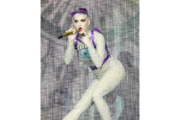 ...den Jumpsuit, den Katy Perry beim berühmten Glastonbury Festival 2017 trug? Das muss man wohl doch mit eigenen Augen sehe...