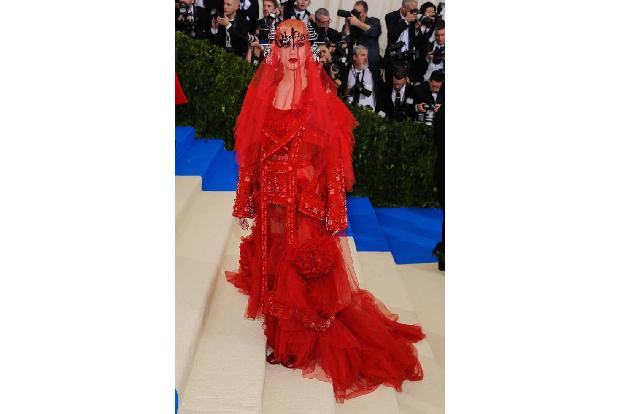 ...auch ihre Looks für die Met Gala immer wieder für Aufsehen sorgen - dort ist Katy Perry Dauergast, aber als Modeikone ist...