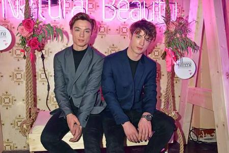 ...ohne die Lochis? Die sind schließlich YouTuber und Influencer par excellence. Einen Preis konnten die beiden an diesem Ab...