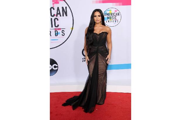 ...trat hingegen Demi Lovato auf. Die Musikerin erinnerte mit ihren langen schwarzen Haaren und dem figurbetonten Kleid an P...