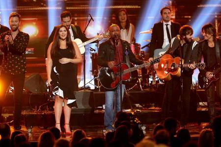 ...unter anderem von Lady Antebellum, den Rascal Flatts und Darius Rucker. Eigentlich eine ganz normale Awardshow, bei der...