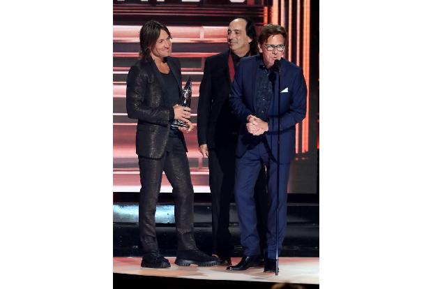 ...Keith Urban zusammen mit Chris Lord-Alge und Dann Huff einen Preis für die Single des Jahres mit nachhause nehmen konnte ...