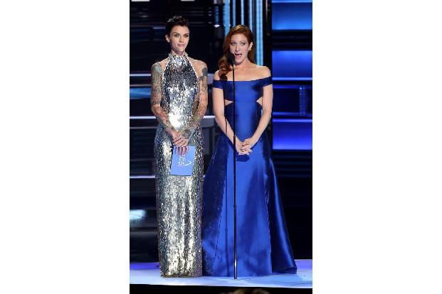 ...die 'Pitch Perfect 3'-Stars Ruby Rose und Brittany Snow einen überreichen durften. Doch standen die Country Music Awards,...
