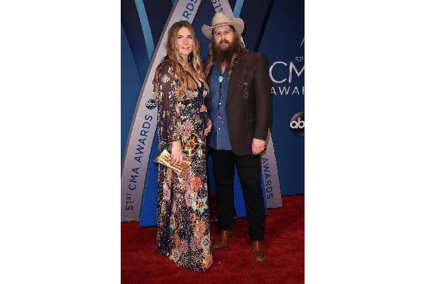...Chris Stapleton, der mit Ehefrau Morgane zu den Country Music Awards kam, darf sich jetzt als 'Sänger des Jahres' feiern.