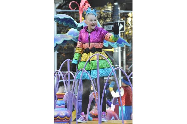 ...Tänzerin Jojo Siwa nicht brauchte - ihr Mantel war schon schrill genug. Ob ihr in diesen Teil nicht warm war? Obwohl...