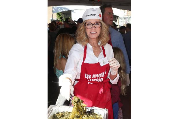 ...man Soapstar Donna Mills, die ebenfalls fleißig den Schöpflöffel schwang. Tja, so ist das eben in den USA an Thanksgiving...