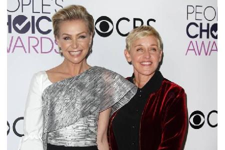 ...Portia de Rossi und Ellen DeGeneres sicherlich zu, die seit 2008 verheiratetet sind. Die Moderatorin twitterte außerdem: ...