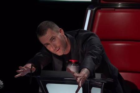 ...zusammen mit Adam Levine in der Jury. Der Maroon 5-Frontmann wurde übrigens 2013 zum Sexiest Man Alive gekürt - also wirk...