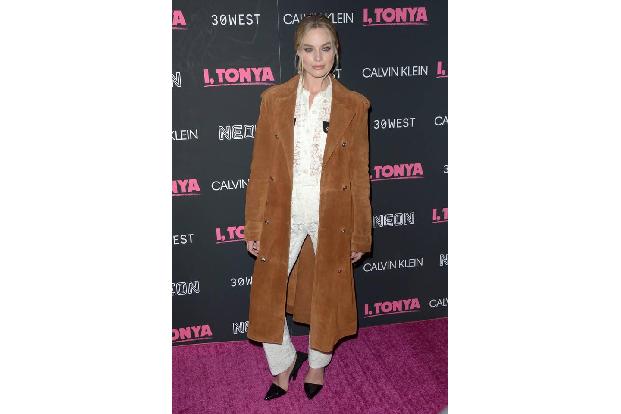 Margot Robbie ist eindeutig ein Fan von Raf Simons' Calvin Klein 205W39NYC-Kollektion. Warum? Der Mantel, den sie bei der Pr... Margot Robbie ist eindeutig ein Fan von Raf Simons' Calvin Klein 205W39NYC-Kollektion. Warum? Der Mantel, den sie bei der Pr...