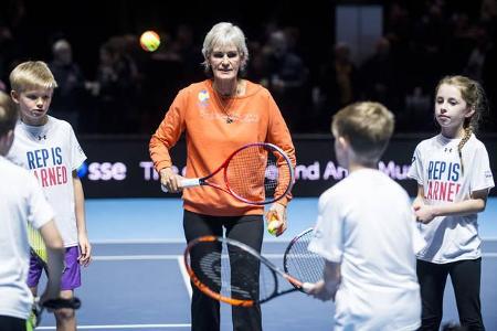 ...Mutter von Andy und Jamie Murray zeigte in ihrer Funktion als Tennislehrerin der nächsten Generation an Sportstars, wie m...