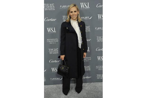 ...spazierte Designerin Tory Burch über den roten Teppich der WSJ Innovators Awards. Zum adretten Anzug wählte sie eine Blus...