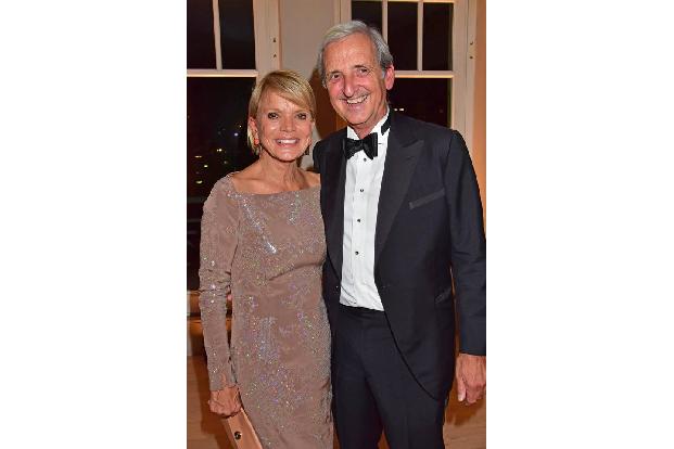 ...über das Parkett. Sogar Uschi Glas und Ehemann Dieter Hermann ließen sich das Spektakel Bundespresseball nicht entgehen. ...