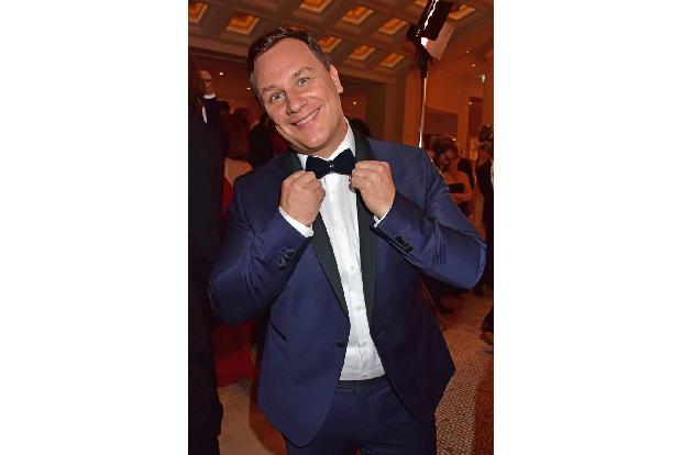 ...Guido Maria Kretschmer führte vor, wie so eine Fliege richtig gebunden aussieht. Was der Bundespresseball nicht alles zu ...