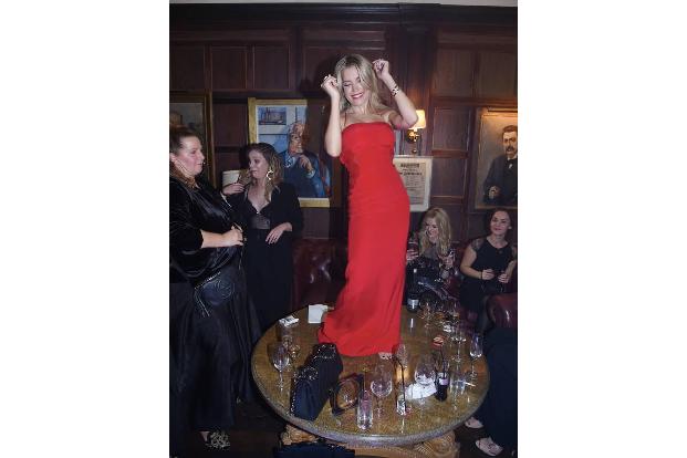 ...eine Sylvie Meis sogar auf einem Tisch zwischen zahlreichen Gläsern ihren Körper zu den Klängen der Musik hin- und hersch...