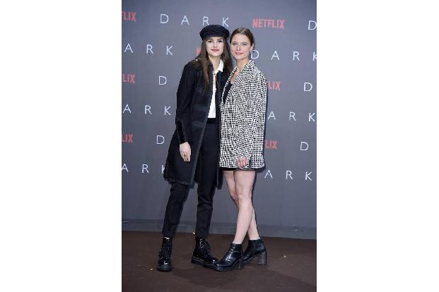 ...auch 'Club der roten Bänder'-Star Luise Befort und Svenja Jung. Dass man dabei dann nicht leicht bekleidet auf den Premie...