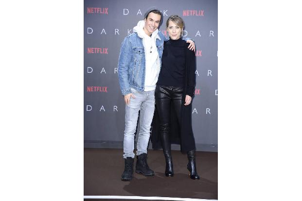 ...die Schauspieler Louis Held und Marisa Leonie Bach seit dem Montag direkt mit dem Binge Watching beginnen? Ein paar...