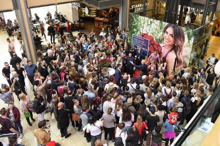 Zahlreiche Fans stürmten am Donnerstag das Einkaufszentrum Europa Passage in Hamburg - nicht nur, um ein Autogramm von Bache... Zahlreiche Fans stürmten am Donnerstag das Einkaufszentrum Europa Passage in Hamburg - nicht nur, um ein Autogramm von Bache...