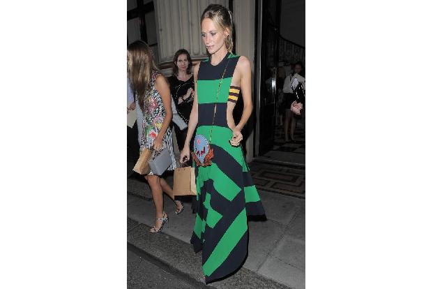 ...sich auch Poppy Delevingne verliebte. Bei ihr wirkte das ausgefallene Piece einen Ticken lässiger, Olivia schien dagegen ...