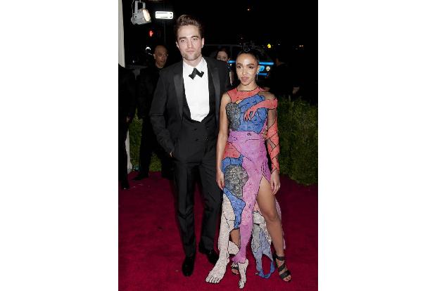 ...ein Modemacher oft verschiedene Ausführungen einer Robe entwirft, demonstrierte FKA Twigs, Künstlerin und Freundin von Ro...
