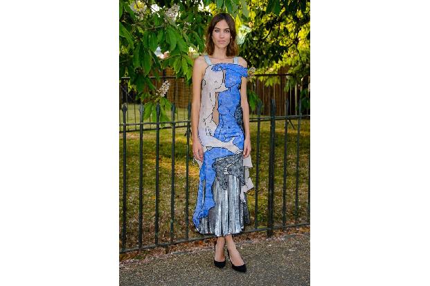 ...It-Girl Alexa Chung führte es in Blautönen vor. Beide Male unterstrich es auf wunderbare Weise seine Trägerin - weshalb s...