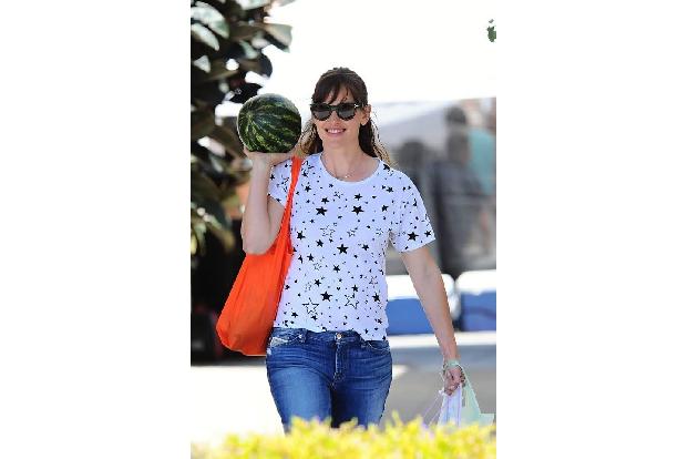 ...Jennifer Garner, die beide offensichtlich gerne Sternchen sehen und deshalb ein Print-Shirt von Saint Laurent im Kleiders...