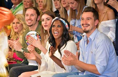 ...Motsi Mabuse und ihr frisch angetrauter Ehemann Evgenij Voznyuk schauten sich dieses bunte Treiben zunächst noch in der F...