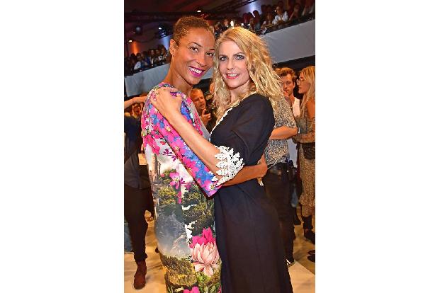 ...sich richtig lieb haben, sind die Moderatorinnen Annabelle Mandeng und Tanja Bülter. Sie hatten sich zuvor bei ihrer Outf...