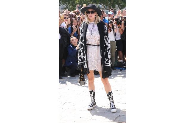 Hollywoodstar Jennifer Lawrence ließ es sich am Montag natürlich nicht nehmen, die Kreationen von Christian Dior für den Her... Hollywoodstar Jennifer Lawrence ließ es sich am Montag natürlich nicht nehmen, die Kreationen von Christian Dior für den Her...