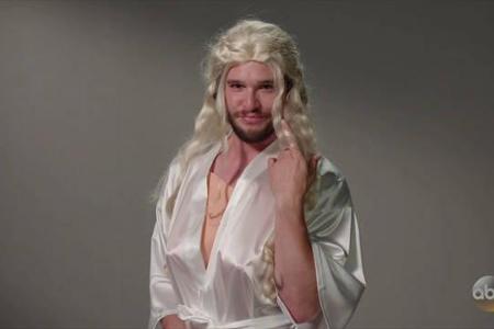 TV-Held Kit Harington in Frauenklamotten? Was war da denn los? Der Schauspieler hatte sich nicht für die Erfolgsserie 'Game ... TV-Held Kit Harington in Frauenklamotten? Was war da denn los? Der Schauspieler hatte sich nicht für die Erfolgsserie 'Game ...
