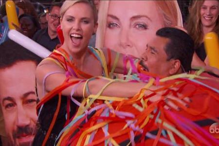 ...in dieser Show sind die Stars ausnahmslos zu allen Schandtaten bereit. Charlize Theron ließ sich beispielsweise dazu brei...