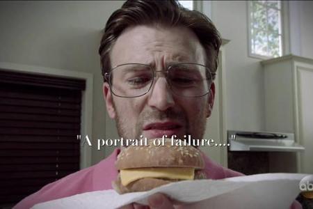 ...war auch Chris Evans, der eigens für die Show im Film 'Dennis' zu sehen war. Grund der Aktion: Chris liebt Biopics und wo...