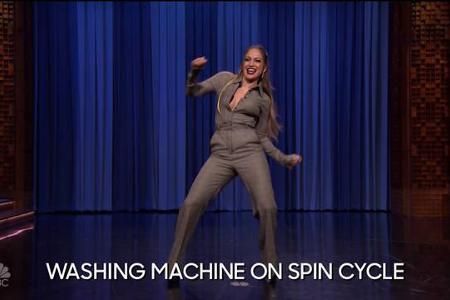 ...man sich wie Jennifer Lopez ein Tanz-Battle mit Jimmy Kimmel liefert. Zu den absurdesten Schlagwörtern musste der Superst...