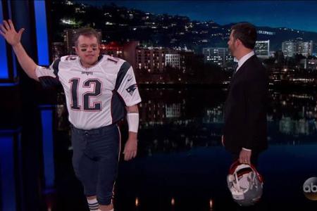 ...sah man Matt Damon, der sich in Football-Montur als Tom Brady inszenierte. Hintergrund: Jimmy Kimmel hatte Matt Damon imm...