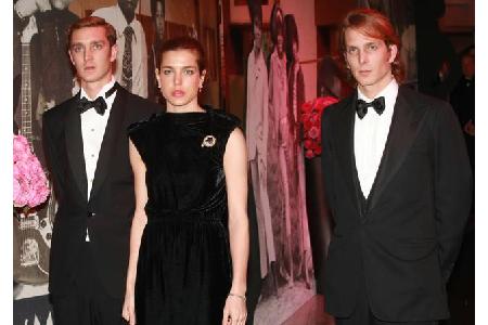 ...Stiefgeschwistern Pierre, Charlotte und Andrea Casiraghi - allesamt die Kinder von Prinzessin Caroline - scheint gut zu s...