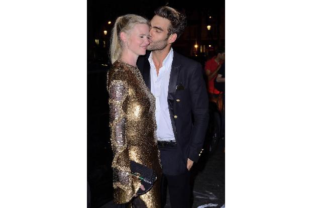 ...Andrew Gray beim Küssen seiner Model-Freundin Lara Stone wohl nicht mehr so viel. Obwohl: Die beiden sind noch nicht allz...