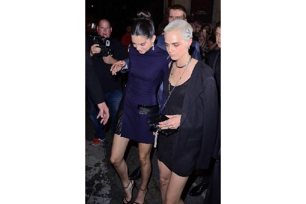 ...konnte man ja schon fast übersehen, dass Kendall Jenner und Cara Delevingne richtig gut gelaunt die 'Vogue'-Party verließ...