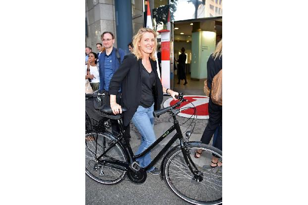 Umweltbewusst radelte Schauspielerin Maria Furtwängler am Dienstagabend vor einer Bank in Berlin vor - dabei verbrannte sie ... Umweltbewusst radelte Schauspielerin Maria Furtwängler am Dienstagabend vor einer Bank in Berlin vor - dabei verbrannte sie ...