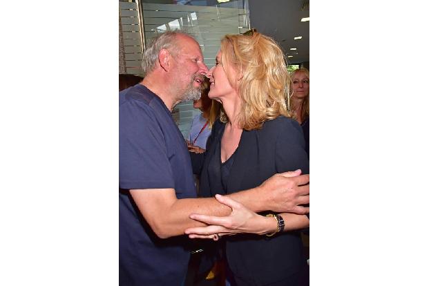 ...als Maria Furtwängler auf Judiths Gatten Axel traf. Was folgte? Natürlich ein Küsschen! Aber kein Wunder, die beiden sind...