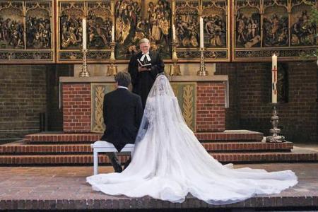 ...das Kleid in der Kirche alles, was man sich als Prinzessin wohl wünschen würde. Überlange Schleppe und ein Mega-Schleier ...