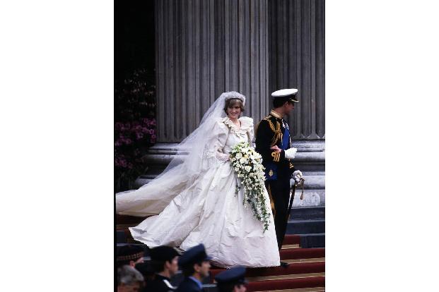 ...bei Diana und Prinz Charles. Ganz im Stil der 80er - die kirchliche Trauung war ja am 29. Juli 1981 - war ihr Hochzeitskl...