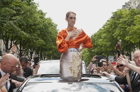 ...durch ihre aufsehenerregenden Outfits, aber besonders auch durch ihr Verhalten. In Paris war sie zu Gast bei der Fashion ...
