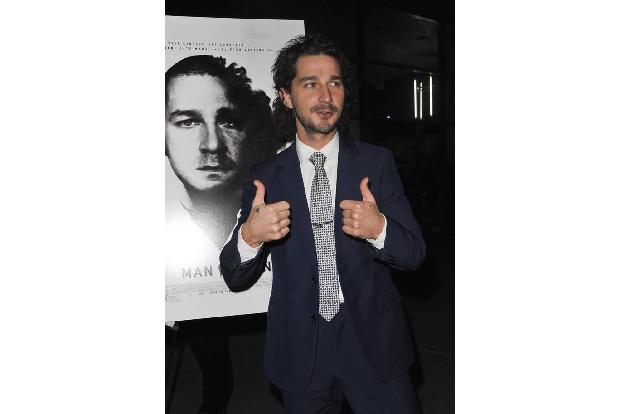 Daumen hoch für seine jüngste Aktion gibt sich nicht einmal Shia LaBeouf selbst - am Donnerstag entschuldigte sich der 31-Jä... Daumen hoch für seine jüngste Aktion gibt sich nicht einmal Shia LaBeouf selbst - am Donnerstag entschuldigte sich der 31-Jä...