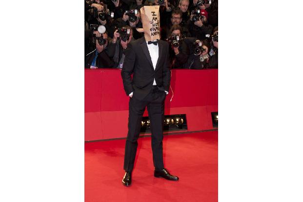 ...irgendwann hatte er offensichtlich die Schnauze voll vom Hollywood-Zirkus und teilte das auch der Welt mit - via Papiertü...
