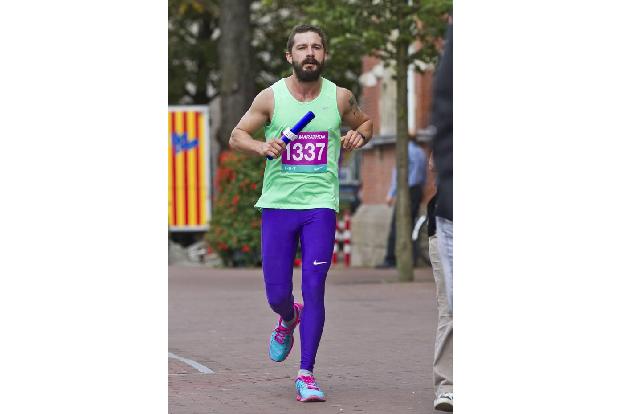 ...sorgte er eher als Performance-Künstler für Schlagzeilen, wie etwa beim Metamarathon in den Niederlanden, bei dem er 144 ...